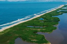 Refúgio escondido tem prainha com água doce e salgada; conheça - Imagem