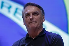 Carlos Bolsonaro teme ‘ponto de não retorno’ na saúde do pai na prisão - Imagem