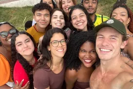 Shawn Mendes curte praia e tira foto com fãs em Salvador - Imagem