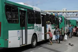 Mulher denuncia importunação sexual em ônibus de Salvador - Imagem