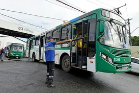 Linhas de ônibus são desviadas na Avenida Paulo VI após surgimento de cratera - Imagem