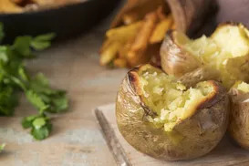 Truque no micro-ondas: batata recheada fica tão boa quanto a de forno - Imagem