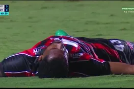 VÍDEO: zagueiro do Vitória leva pancada na cabeça e deixa o campo - Imagem