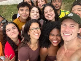 Shawn Mendes curte praia e tira foto com fãs em Salvador - Imagem