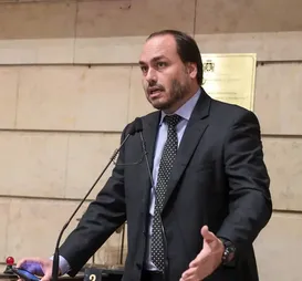 Carlos Bolsonaro racha PL em SC ao anunciar candidatura ao Senado - Imagem