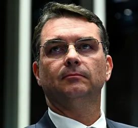 Ala do centrão vê possibilidade de Flávio Bolsonaro desistir de candidatura - Imagem