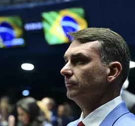 De olho no voto feminino, Flávio busca mulher para ser vice na chapa - Imagem