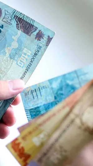 Idosos são isentos de três contas essenciais no Brasil; saiba quais