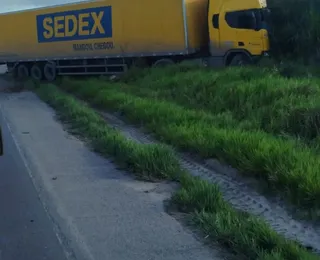 Acidente entre carro e caminhão dos Correios deixa um morto na Bahia