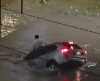 Água engole carro de enfermeiro no interior da Bahia; assista