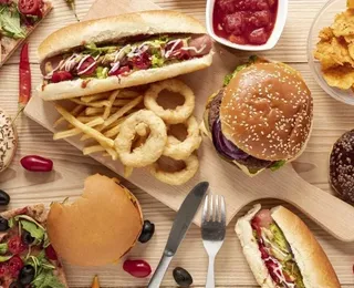 Fast-food é condenado por obrigar funcionária a almoçar lanches