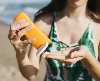 Protetor solar queridinho das mulheres tem venda proibida no Brasil