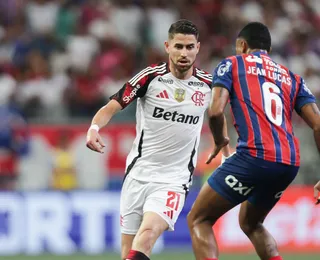 Meia do Flamengo critica gramado da Fonte Nova: “Pura terra”