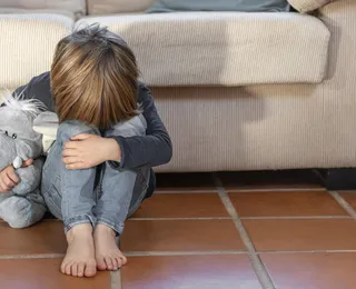 Até 20 salários: nova lei pode multar pais que deixarem crianças sozinhas