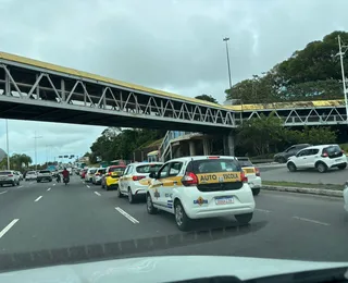 Autoescolas protestam contra regra do governo na Av. Paralela