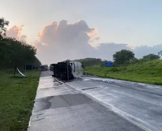 BR-324: pista é liberada 13 horas após caminhão-tanque tombar