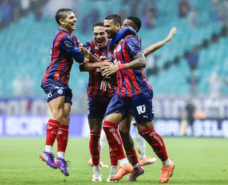 Bahia impõe força em casa, bate o Inter e cola no G-4 do Brasileirão