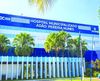 Bebê de 1 ano é baleada na cabeça dentro de carro