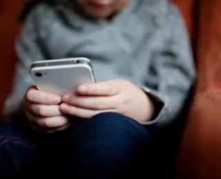 Idade mínima para usar redes sociais e IA vai estar em lei no Brasil