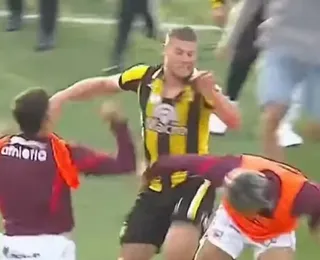 Briga generalizada em campo acaba com polícia usando gás de pimenta