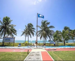Camaçari celebra sétimo ano consecutivo do selo Bandeira Azul em Guarajuba na praia do Paraíso