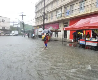 Caos em Salvador: chuva causa deslizamentos e suspensão de embarcações