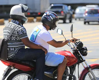 Capacete e postura correta reduzem riscos na garupa da moto