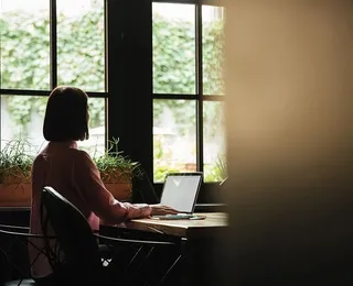 5 profissões home-office que pagam em dólar e estão em alta no Brasil