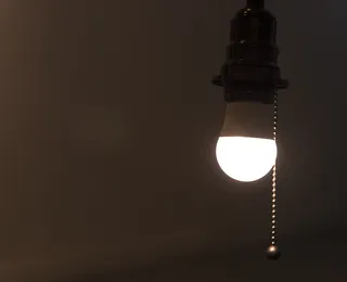Conta de luz mais cara? Veja como pequenas atitudes podem aliviar o bolso