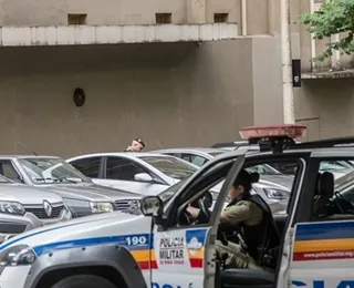 Criança de dez anos é flagrada dirigindo carro e é perseguida pela PM