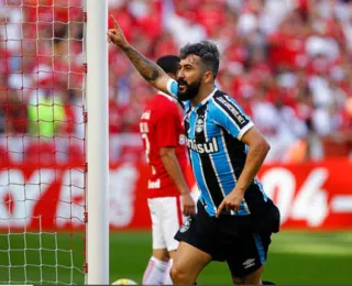 Douglas tem prisão decretada por pensão; ex-meia segue foragido