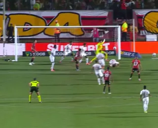 Entrou ou não? Bola na rede de Erick não termina em gol do Vitória