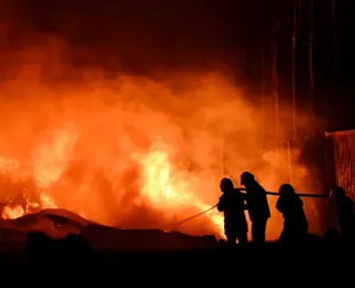 Explosão em indústria deixa 22 feridos e provoca incêndio; vídeo