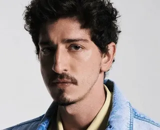 Famoso ator é visto com moreno misterioso em clima de romance