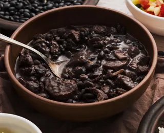 Feijoada envenenada: filha é presa por suspeita de matar o próprio pai - Imagem