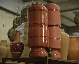 Filtro de barro une tradição com estética e permanece vivo nos lares