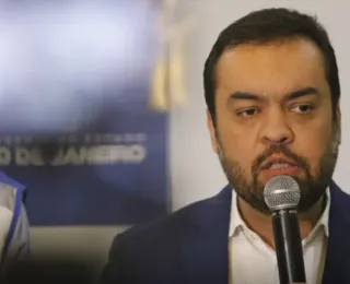 Apoiado na fé: governador é aplaudido de pé em missa após megaoperação