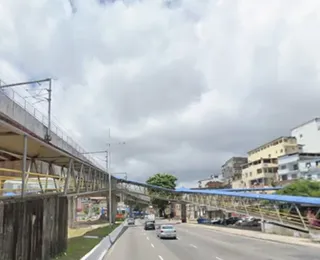 Homem é baleado e cai de passarela em avenida movimentada de Salvador