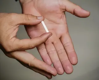 Sociedades médicas pedem proibição de implantes hormonais manipulados no Brasil