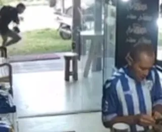 Jovem é morto a tiros dentro de loja em destino turístico da Bahia