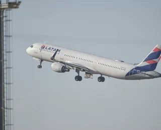 Latam restringe acesso a banheiros de aviões no Brasil e causa grande polêmica