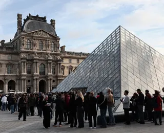 Louvre reabre as portas três dias após roubo de joias