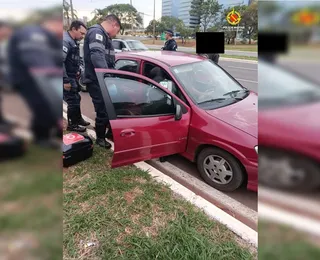 Mulher entra em trabalho de parto e dá à luz em avenida movimentada