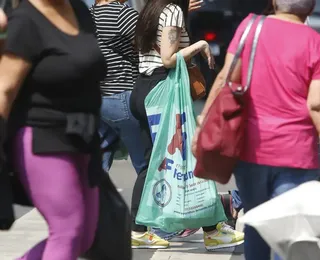 Mulheres estudam e trabalham mais, mas ganham menos, diz IBGE