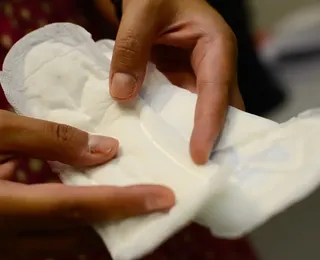 Mulheres já podem retirar absorventes gratuitos pelo SUS