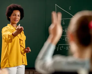 Nova bolsa para professores promete reforçar ensino em regiões críticas - Imagem