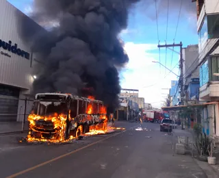 Ônibus é destruído por incêndio em Salvador; imagem impressiona