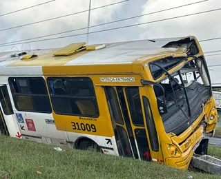 Ônibus fica destruído em acidente na Av. Paralela; imagem impressiona