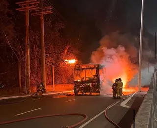 Ônibus incendiado e protestos tomam Salvador após criança ser baleada - Imagem