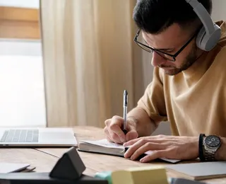 Os 10 cursos de graduação que a IA aponta como os mais lucrativos até 2040